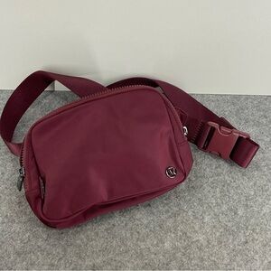 Lululemon Everywhere Belt Bag in Merlot 1L EEUC